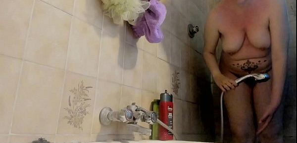  La tua bella mamma italiana sotto la doccia con la sua grossa figa pelosa